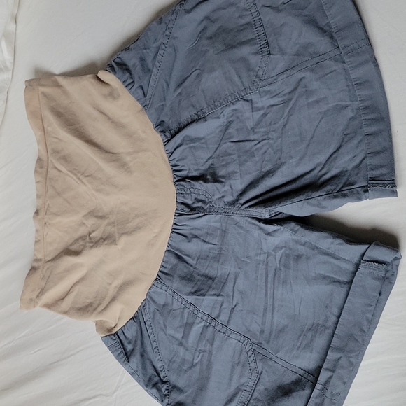 Maternity cargo shorts - Picture 1 of 5